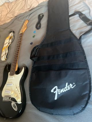 Squier by Fender Stratocaster + funda y accesorios