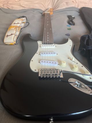 Squier by Fender Stratocaster + funda y accesorios
