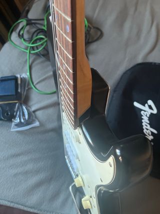 Squier by Fender Stratocaster + funda y accesorios