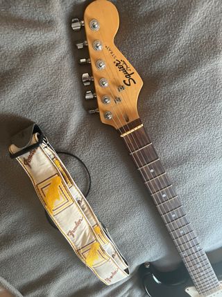 Squier by Fender Stratocaster + funda y accesorios