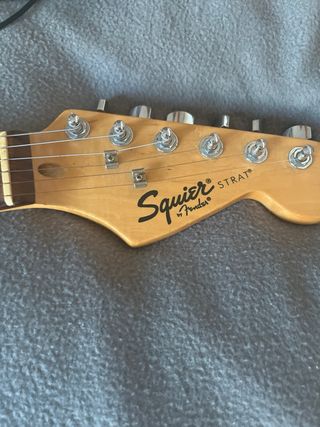 Squier by Fender Stratocaster + funda y accesorios
