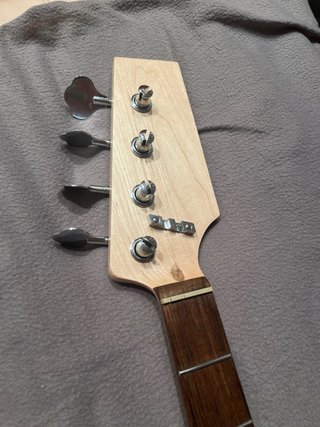 Mastil de bajo como nuevo con clavijero