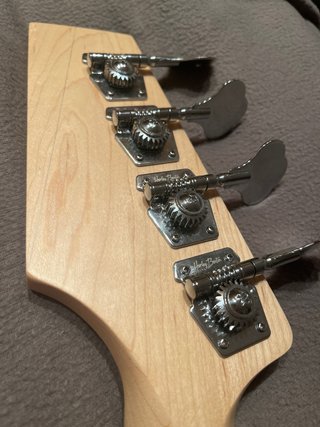 Mastil de bajo como nuevo con clavijero