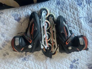 Patines en línea negros y naranjas