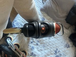 Patines en línea negros y naranjas