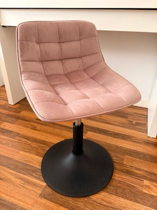 Silla tocador terciopelo rosa y base negra