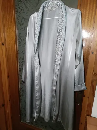 Bata plateada elegante