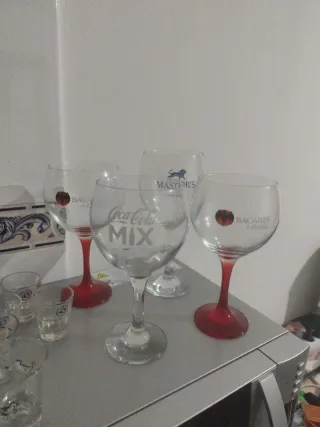 10 Vasos de chupito y 4 copas de cristal