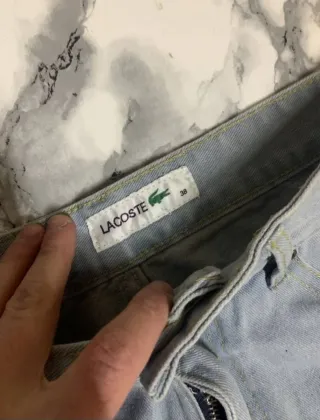 Pantalones vaqueros Lacoste azules con diseño