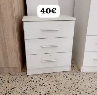 Cómoda de madera beige y blanca