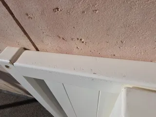 Cuna de madera blanca para bebé