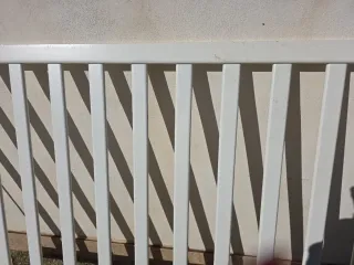 Cuna de madera blanca para bebé