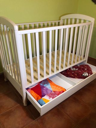 Cuna de madera con cajonera y lateral abatible