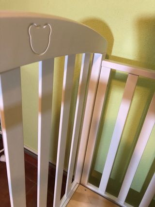 Cuna de madera con cajonera y lateral abatible