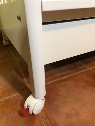 Cuna de madera con cajonera y lateral abatible