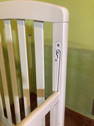 Cuna de madera con cajonera y lateral abatible