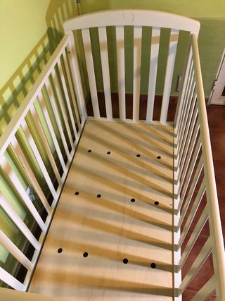 Cuna de madera con cajonera y lateral abatible