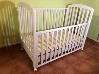 Cuna de madera con cajonera y lateral abatible