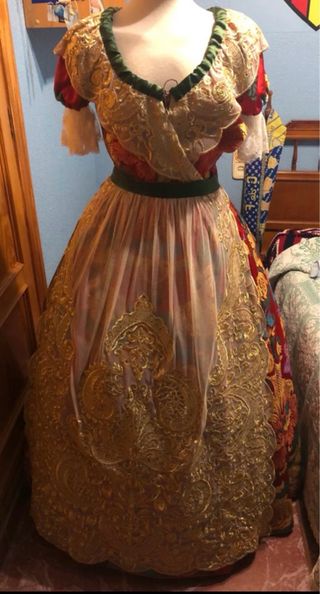 Traje de Fallera rojo y corpiño manga larga verde