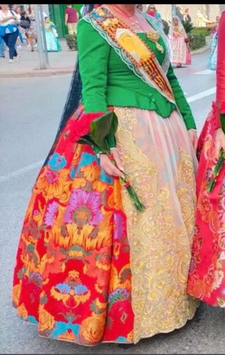 Traje de Fallera rojo y corpiño manga larga verde