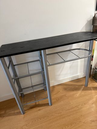 Mesa de cocina con estanterías