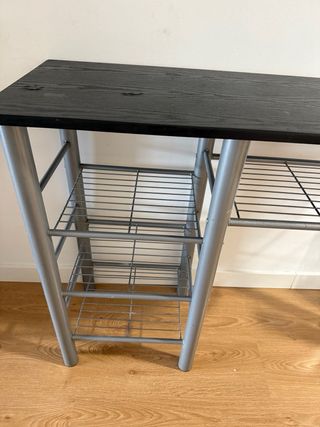 Mesa de cocina con estanterías
