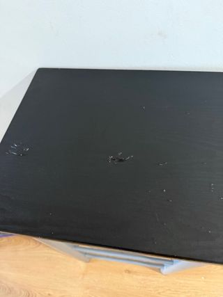 Mesa de cocina con estanterías