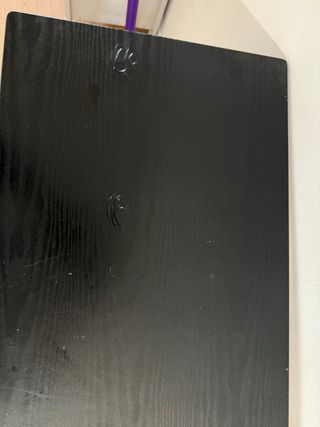 Mesa de cocina con estanterías