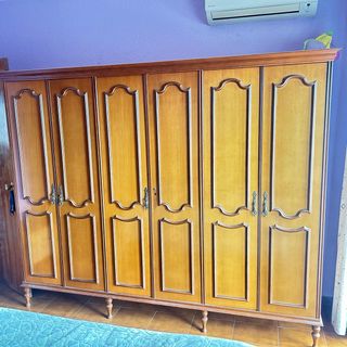 Armadio in legno a 6 ante