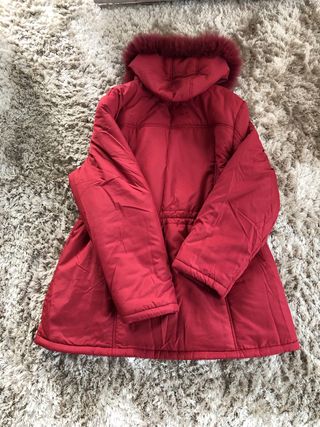 Chaqueta roja con capucha y pelo
