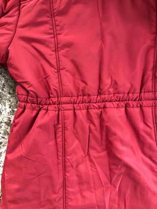 Chaqueta roja con capucha y pelo