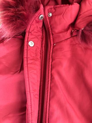 Chaqueta roja con capucha y pelo