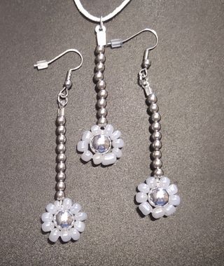 Conjunto abalorios color plata.