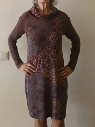 Vestido marrón manga larga estampado