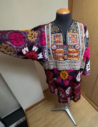 Poncho étnico bordado con detalles de piel