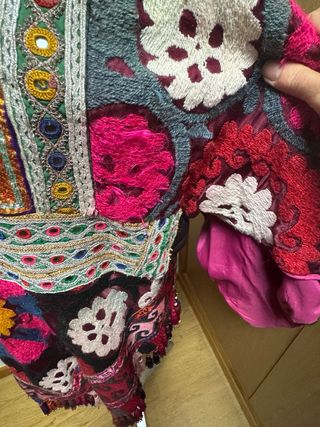 Poncho étnico bordado con detalles de piel