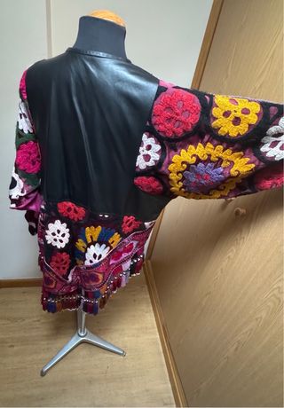Poncho étnico bordado con detalles de piel