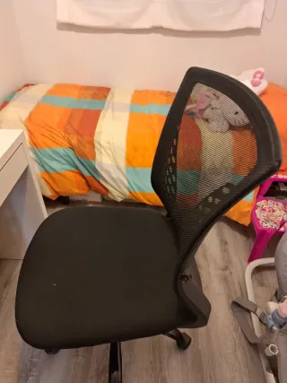 Escritorio y somier con colchón