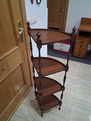 Estantería de esquina de madera.