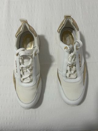 Zapatillas deportivas blancas y doradas