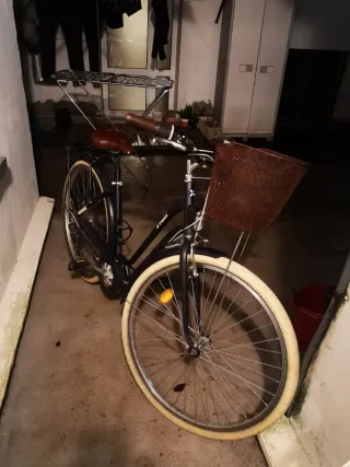 Bicicleta de paseo con cesta