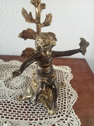 Reloj de mesa antiguo con figuras