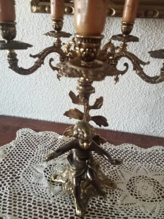 Reloj de mesa antiguo con figuras