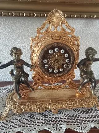 Reloj de mesa antiguo con figuras