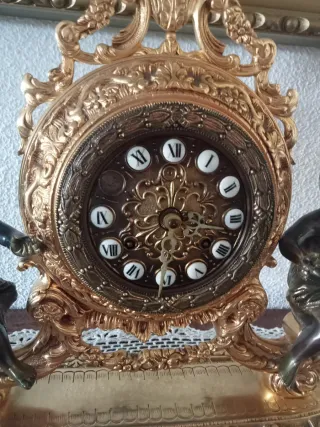 Reloj de mesa antiguo con figuras