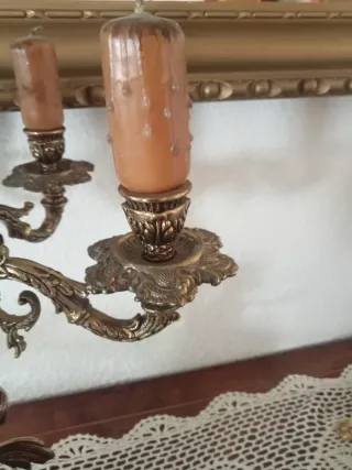 Reloj de mesa antiguo con figuras