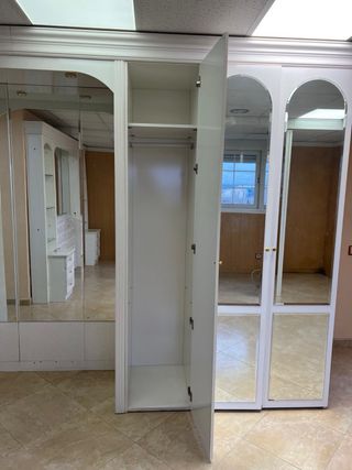 Armario de habitación con puertas de espejo