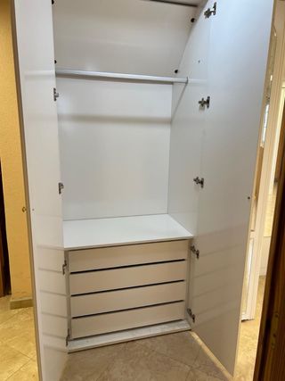 Armario de habitación con puertas de espejo