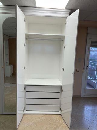 Armario de habitación con puertas de espejo