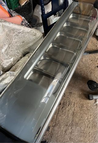 Expositor metálico con bandejas